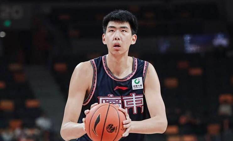 CBA休赛期重磅：2米26徐昕签约顶级经纪公司，全明星票王徐杰70万年薪自费赴美特训