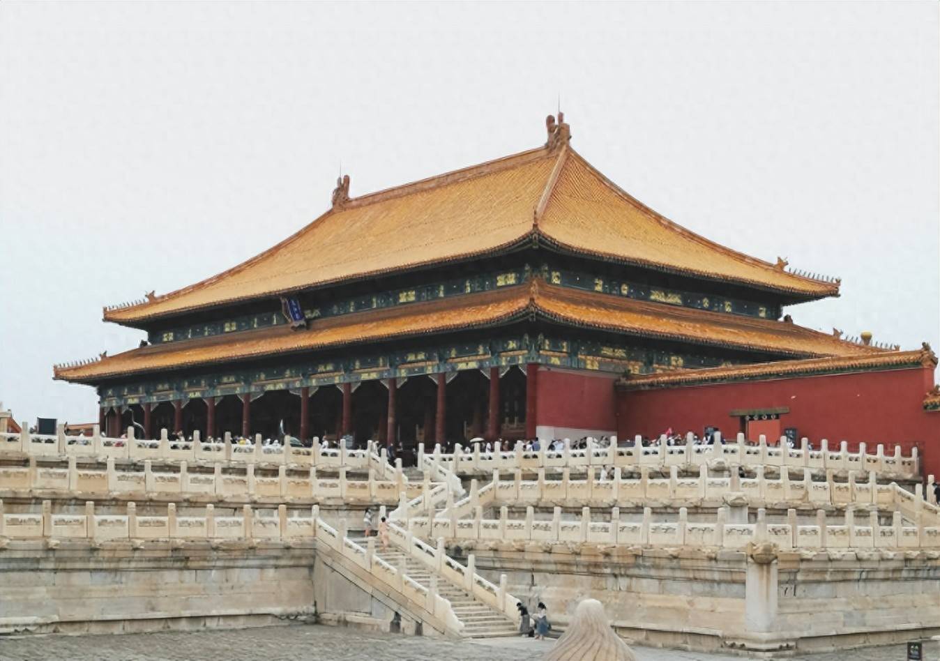 从陶土到琉璃：中国古建筑屋顶的等级与艺术