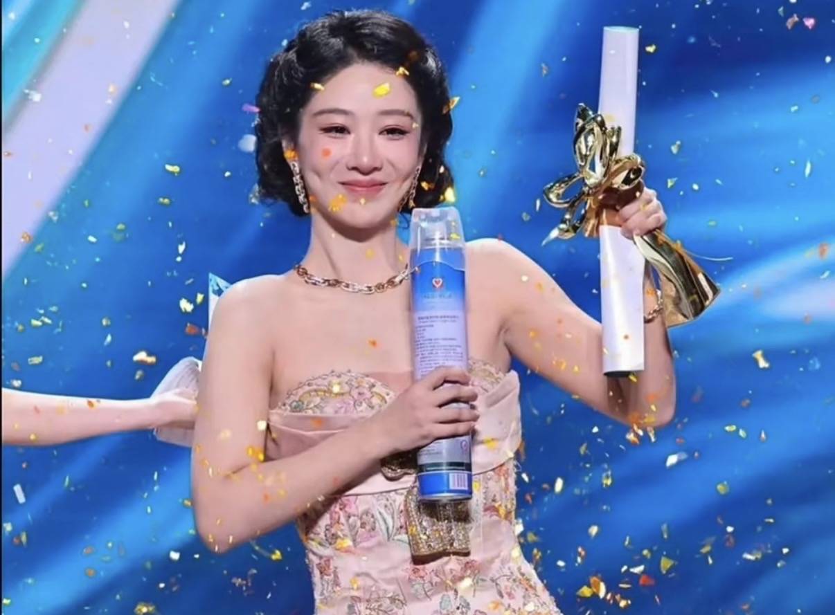 原创            白玉兰现场：杨紫夺视后落泪，杨幂绿裙子醒目，关晓彤终于穿对了