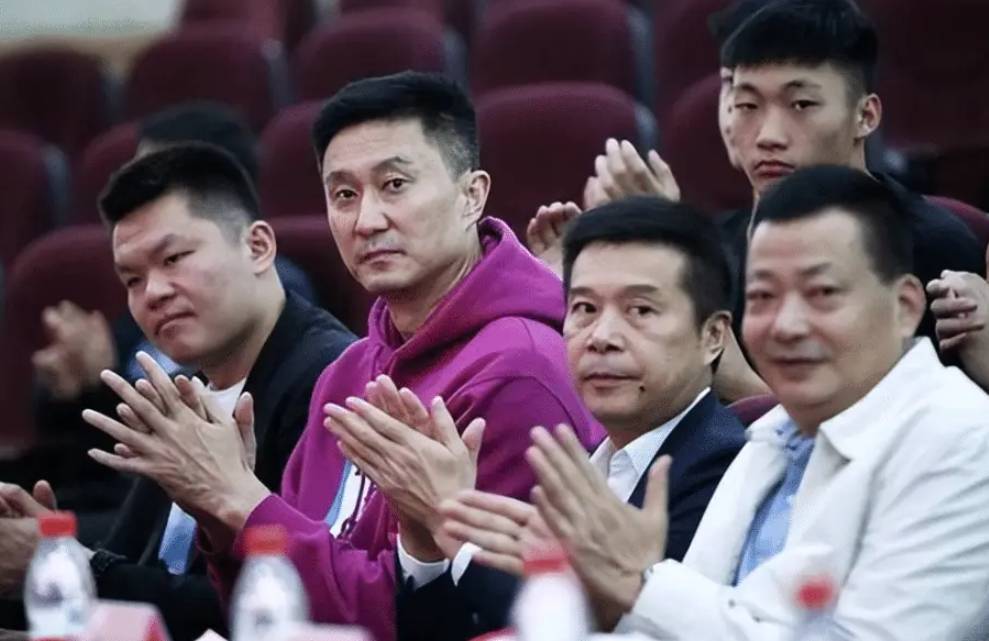 广东男篮换帅内幕曝光，杜锋两方面引球队老板不满，下课进入倒计时，两大外教团队二选一