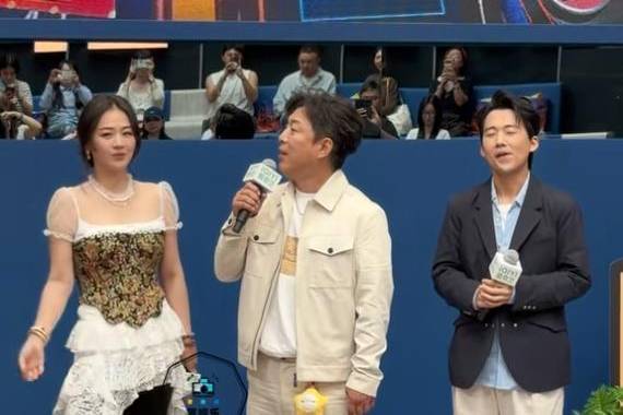 郭麒麟、黄渤、马思纯合体亮相，马思纯说郭麒麟：“再瘦我们俩就不认识你了”