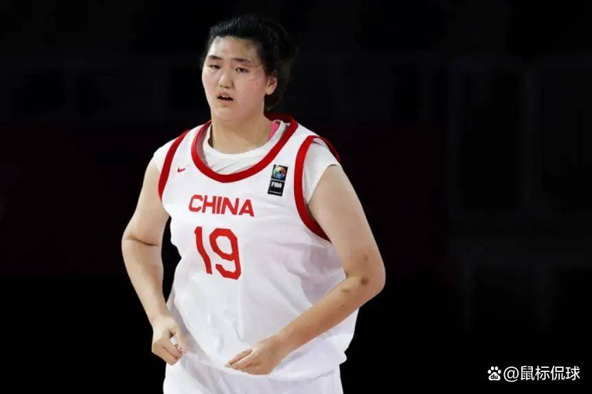 2米26新星轰下28分10板！中国女篮2分憾负澳大利亚，王思雨贡献16分