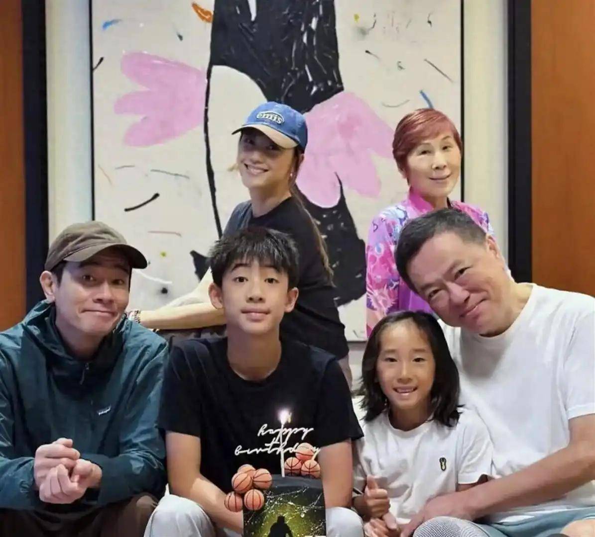 原创            向佐和郭碧婷真开放，给4岁儿子留长发穿裙子，差点没认成小女孩