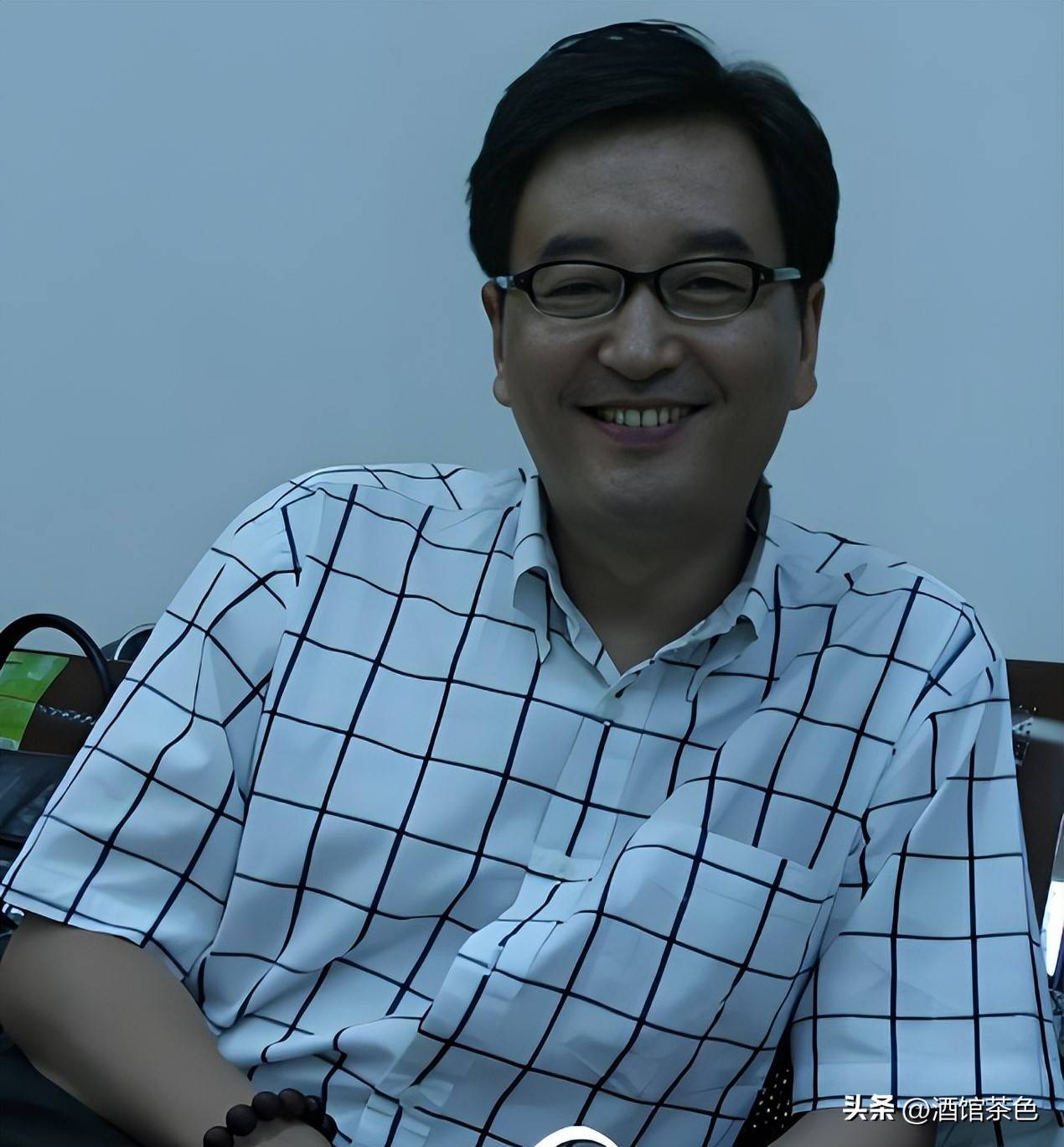 和很多从小接受艺术培养拥有优越资源的主持人不同长啸的成长道路