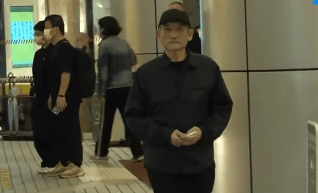 徐克医院外深情回应施南生离世：她顽强抗争至最后一刻，亲友陪伴下安详辞世