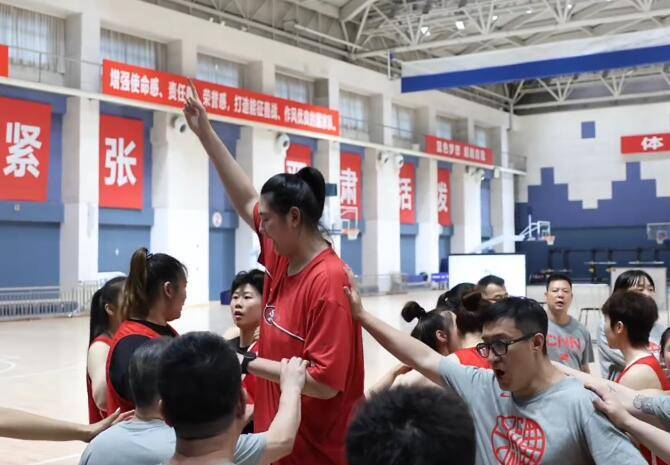 中国女篮结束热身赛回国继续备战 邓雨婷归队14人在训