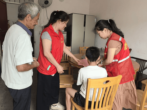 敲门入户送平安,妇联护航促成长(图1) 敲门入户送平安,妇联护航促成长(图1)