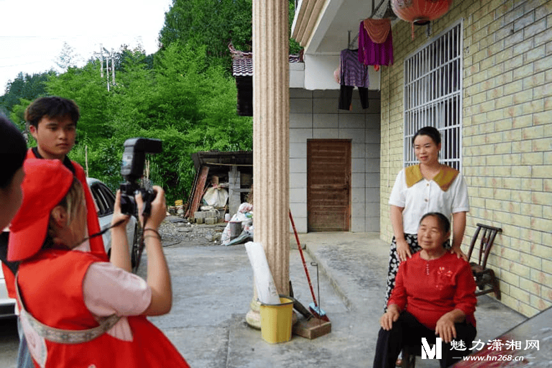 墙绘“圈粉” 镜头传情 湖南工程学院学子用艺术设计为乡村振兴添彩