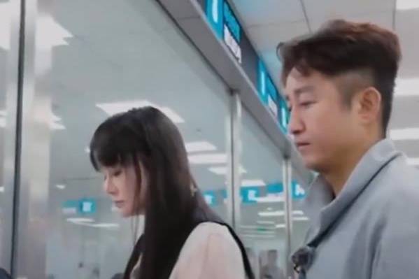 邹市明冉莹颖已还清3家银行欠款，二人收入将分开结算，“你还你的朋友，我还我的朋友”封面图