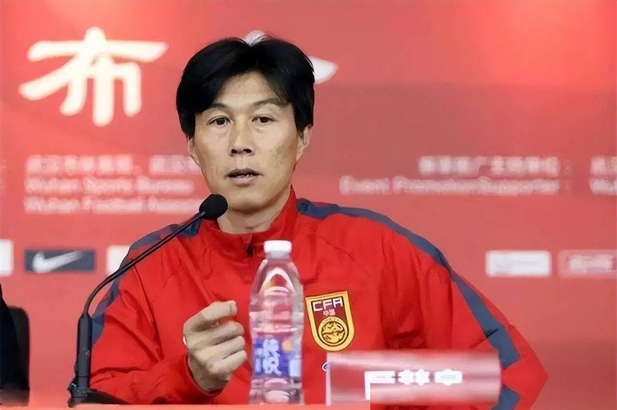 爷爷是抗日名将，他是国足名宿，退役后当教练，已住进云南40多年