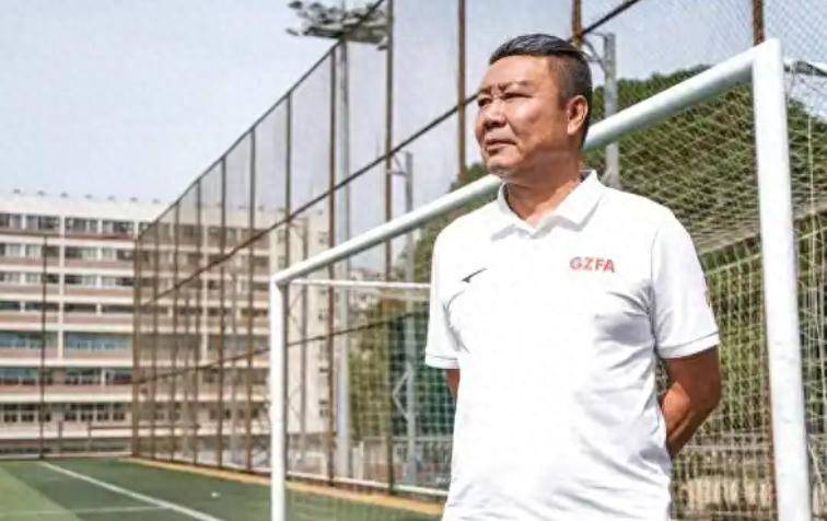 他曾是国足带刀后卫，差点踢进世界杯，62岁已是广州足协副主席