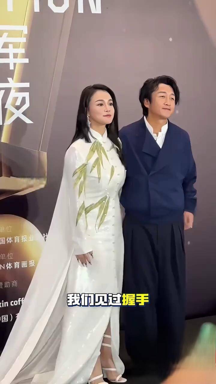 原创            十指紧扣旧视频曝光，冉莹颖邹市明信任危机，谁在导演这场婚姻？