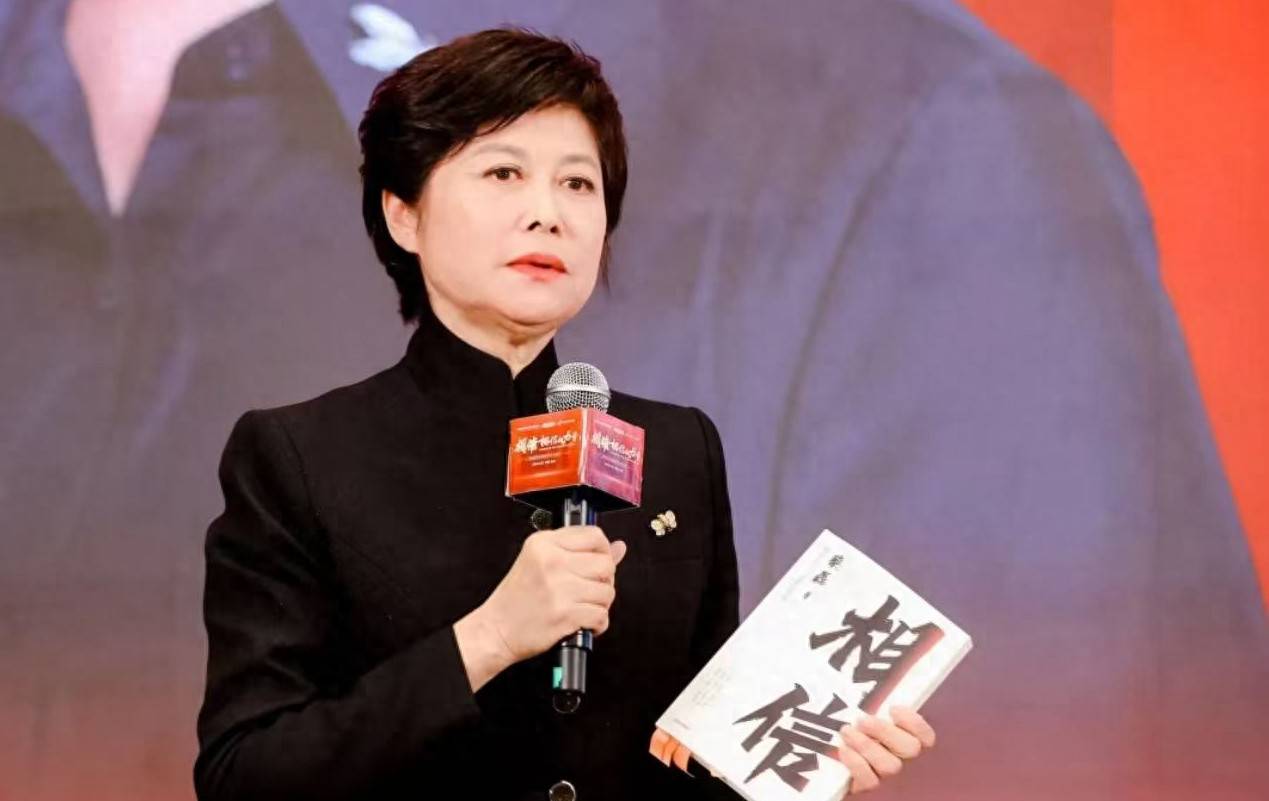 原创            毛大庆发文：敬一丹突发脑出血抢救月余离世，后改口说还在抢救