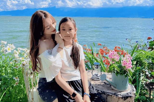 甜馨回应李小璐二胎传闻：称小女孩为表妹引热议