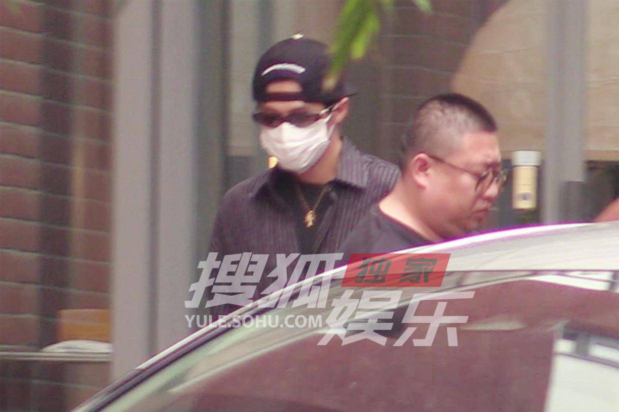 檀健次工作繁忙 厚实衬衫外套护体低调出行显专业