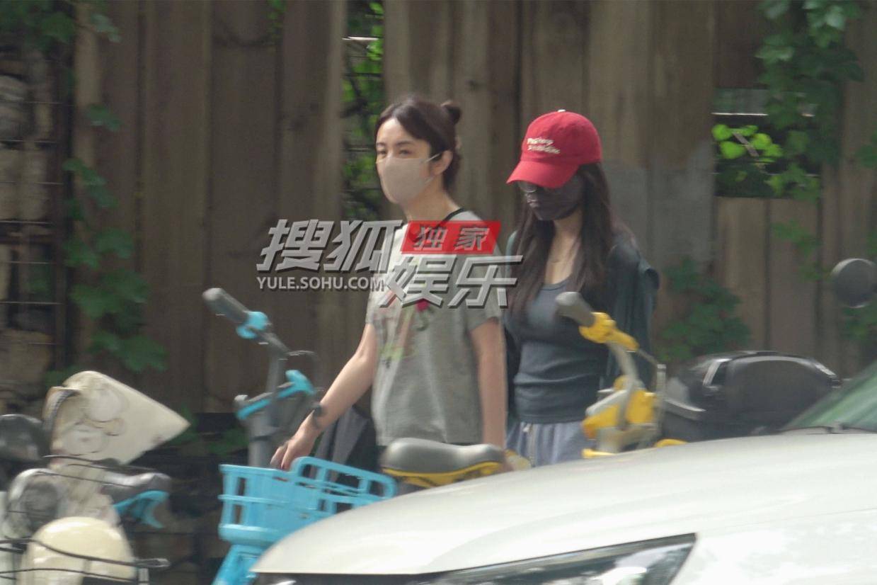 王晓晨雨中暖心举动曝光 清理落叶细节展现真实性格