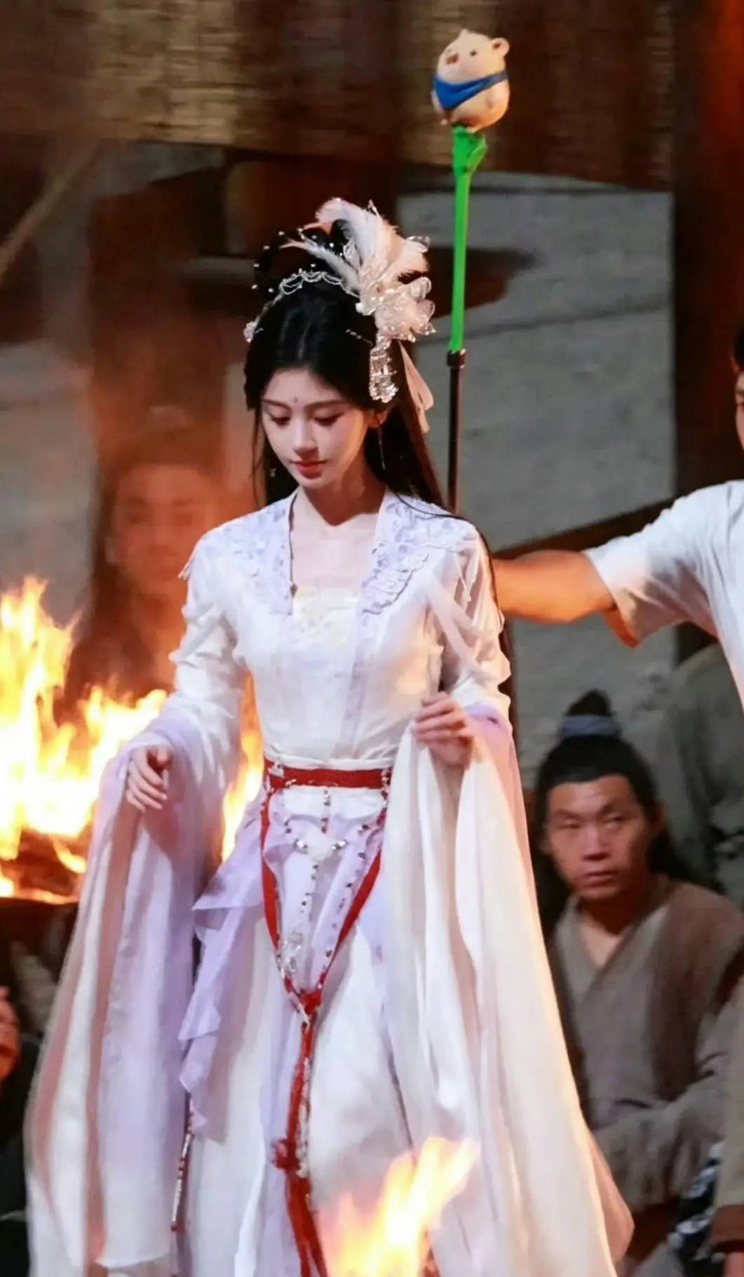 鞠婧祎化身嫦娥仙子清丽温柔 眉间一抹红神性满满
