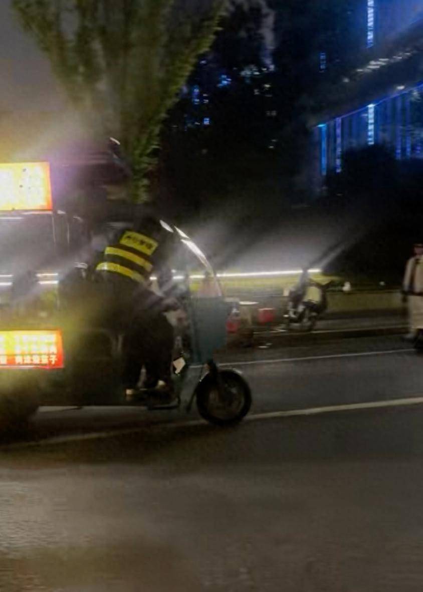 整治无证经营流动摊贩起冲突，杭州一城管跳上三轮车抢夺控制权