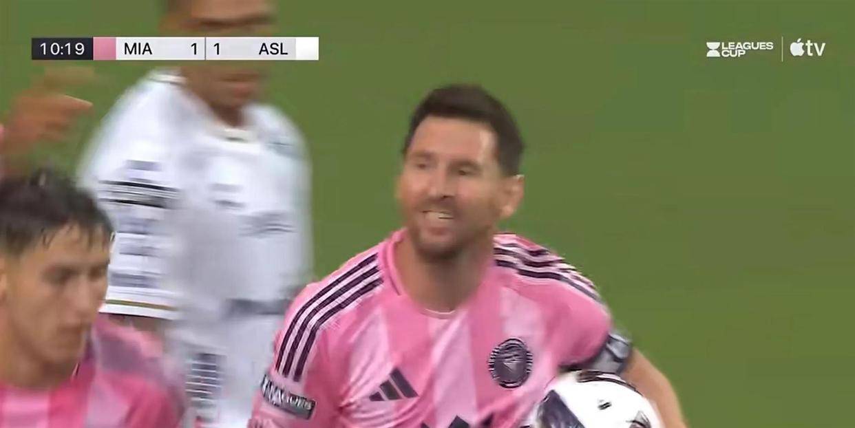 4-2完胜！梅西2射1传封神，与胖虎卡塞米罗从西甲死敌变迈阿密队友，赛前抱腰嬉闹太魔幻