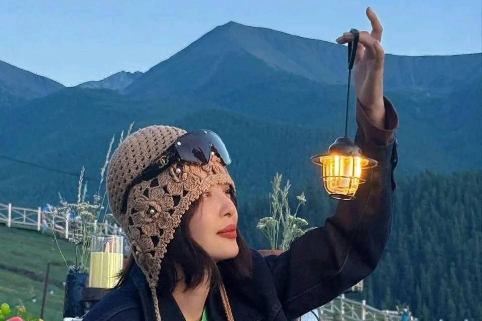 《向野的我们》杀青，辛芷蕾“要回去做上班儿的大人了”上热搜，网友辣评：谁都要回归忙碌封面图