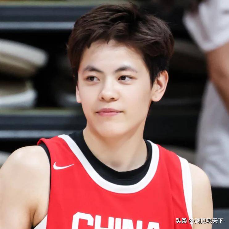 宫鲁鸣出手了！中国女篮“无解战术”，杨舒予憋笑，对手早已绝望