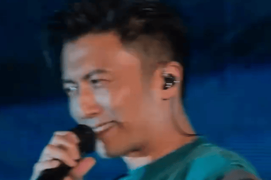 甜蜜暴击！谢霆锋演唱会上代粉丝为王菲庆生秀恩爱