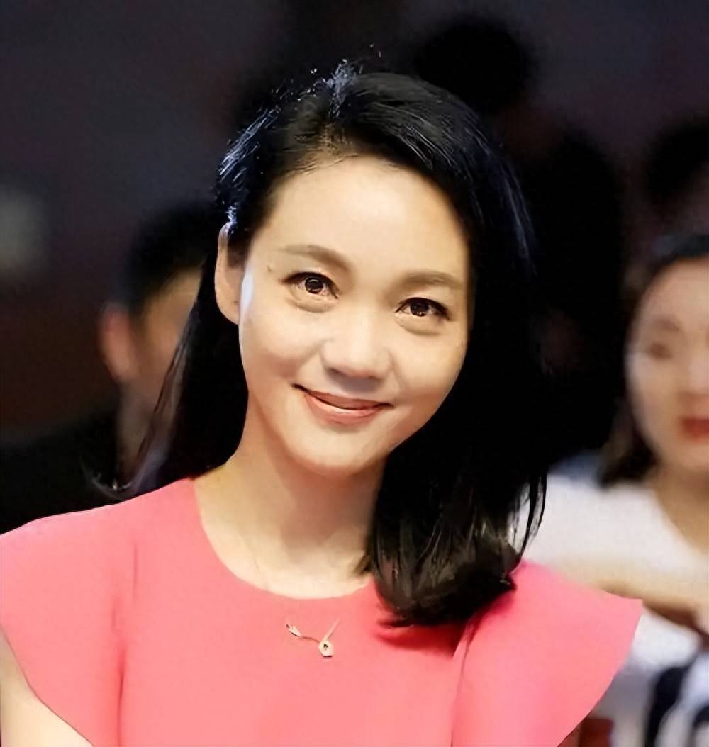 原创            她是著名美女主持人，嫁给神秘老公生下三个孩子，53岁宛如少女