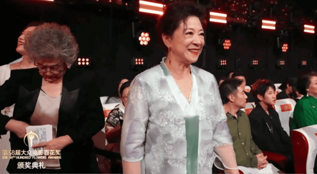 王骁斩获百花奖最佳男配角 母亲王馥荔在台下喜极而泣封面图