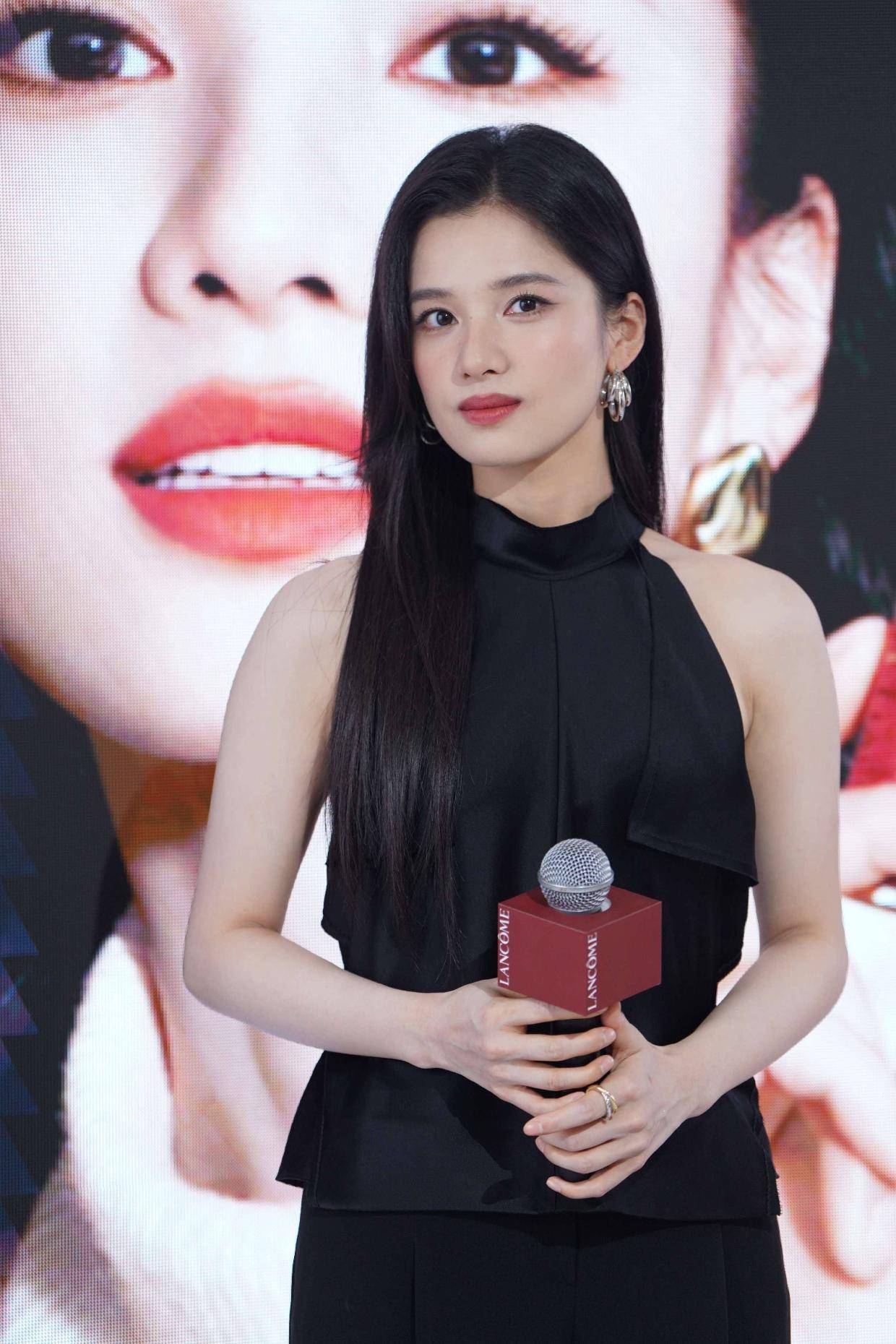 张婧仪全黑造型亮相七夕活动 分享美妆心得并送祝福