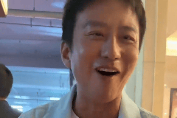 邓超回应签名初代跑男合照：你不找我，我都睡不好