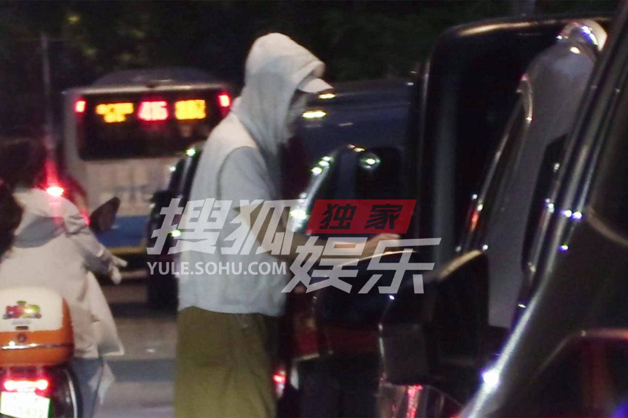 葛优驾车出行显随性，兜头帽衫配短裤成焦点