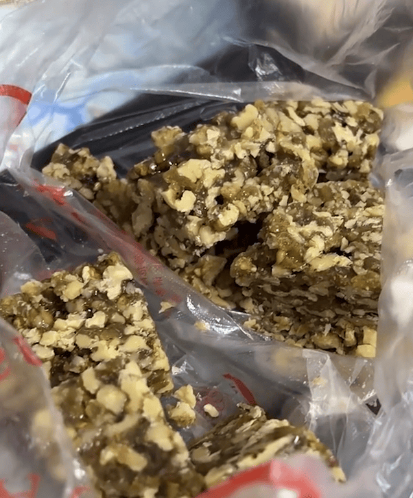 男子预算30元买切糕,老板一刀切掉308元,网友:这人好大的胆子_葡萄干_价格_东西