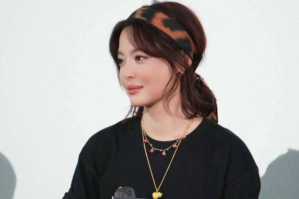 辛芷蕾《金色》看片会造型惊艳 揭秘新角色:气血不足的打女挑战软鞭
