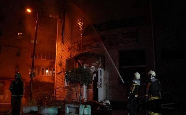乌全境遭狂轰滥炸！9小时商场变平地，百姓跪地哭求！别再抓壮丁