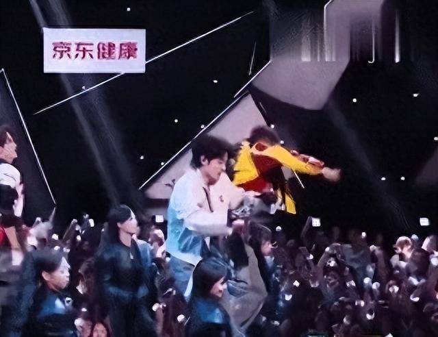 原创            小沈阳舞台意外摔倒冲上热搜，下一秒的反应却让人瞬间泪目