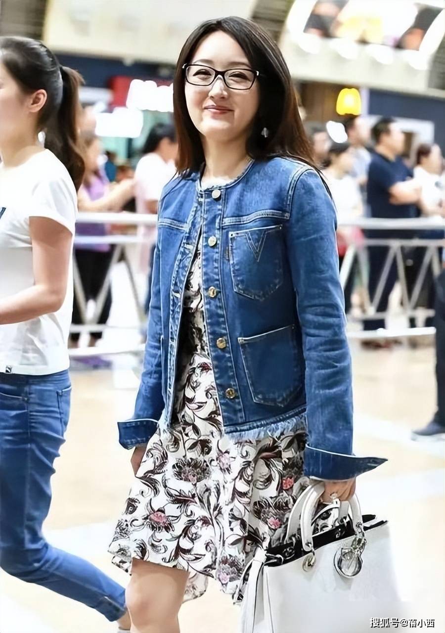 原创            55岁杨钰莹带火了一种新穿法：“牛仔外套+印花裙”，时髦又减龄
