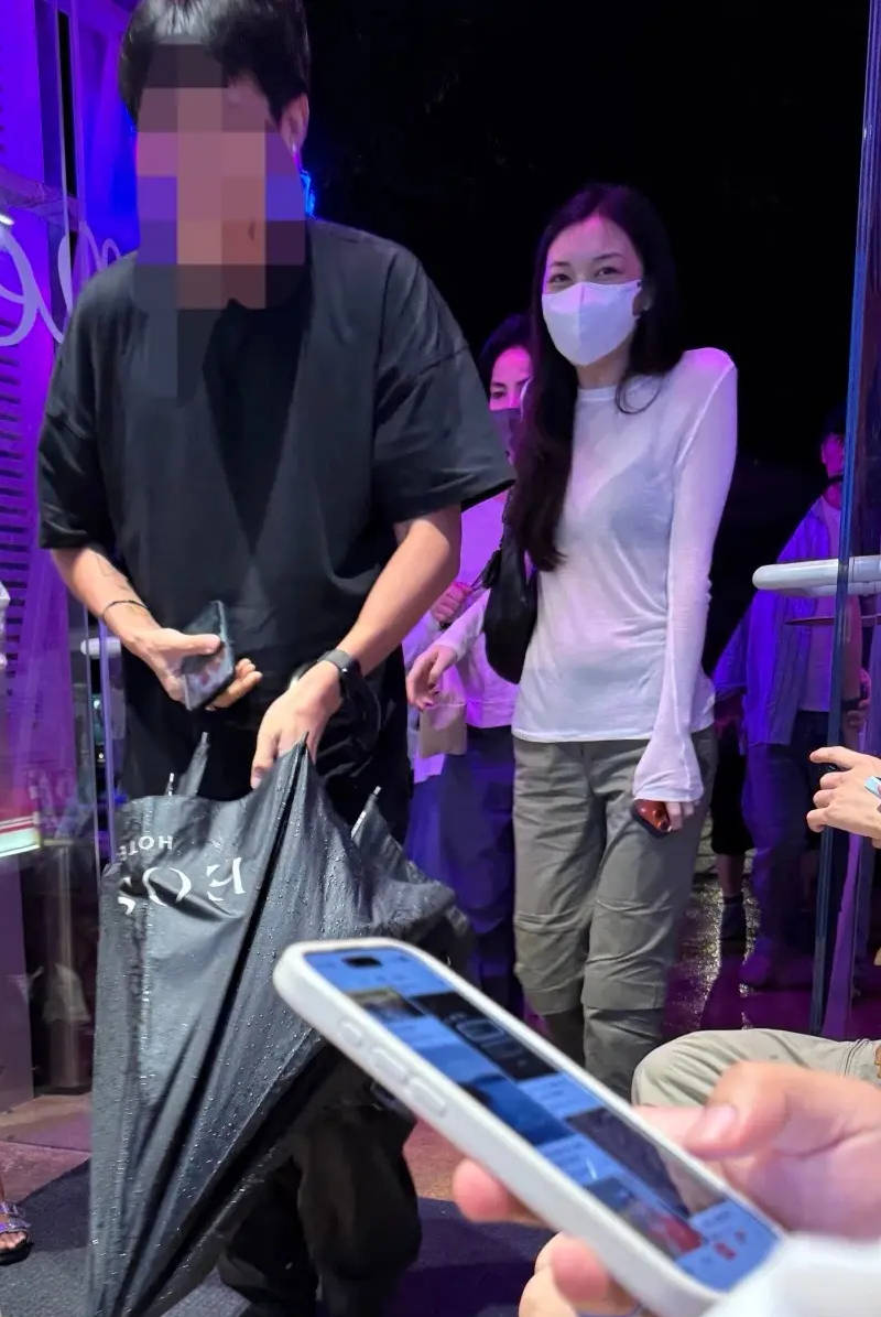王菲和女儿李嫣现身阿那亚吃面 被网友夸又瘦又美