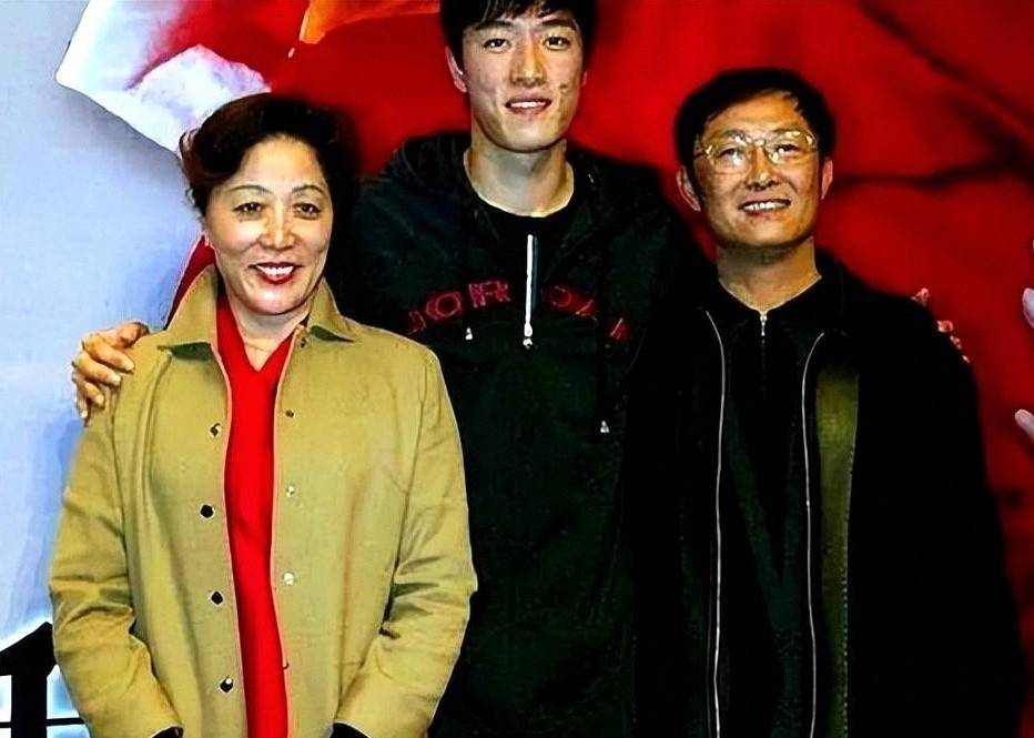 原来刘翔父亲是他，曾和姚明入围上海新好男人，亲手拆散儿子姻缘