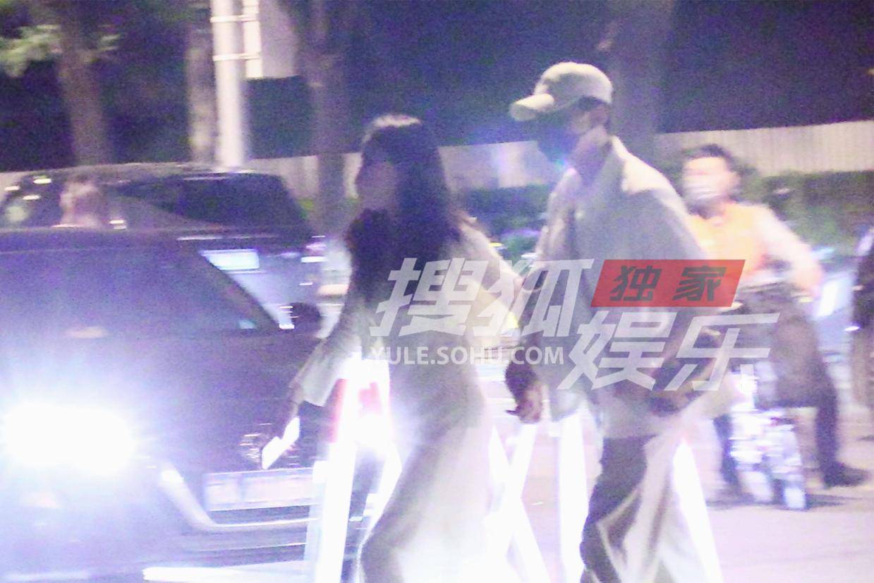 董璇张维伊聚会后甜蜜牵手，街头恩爱画面引热议