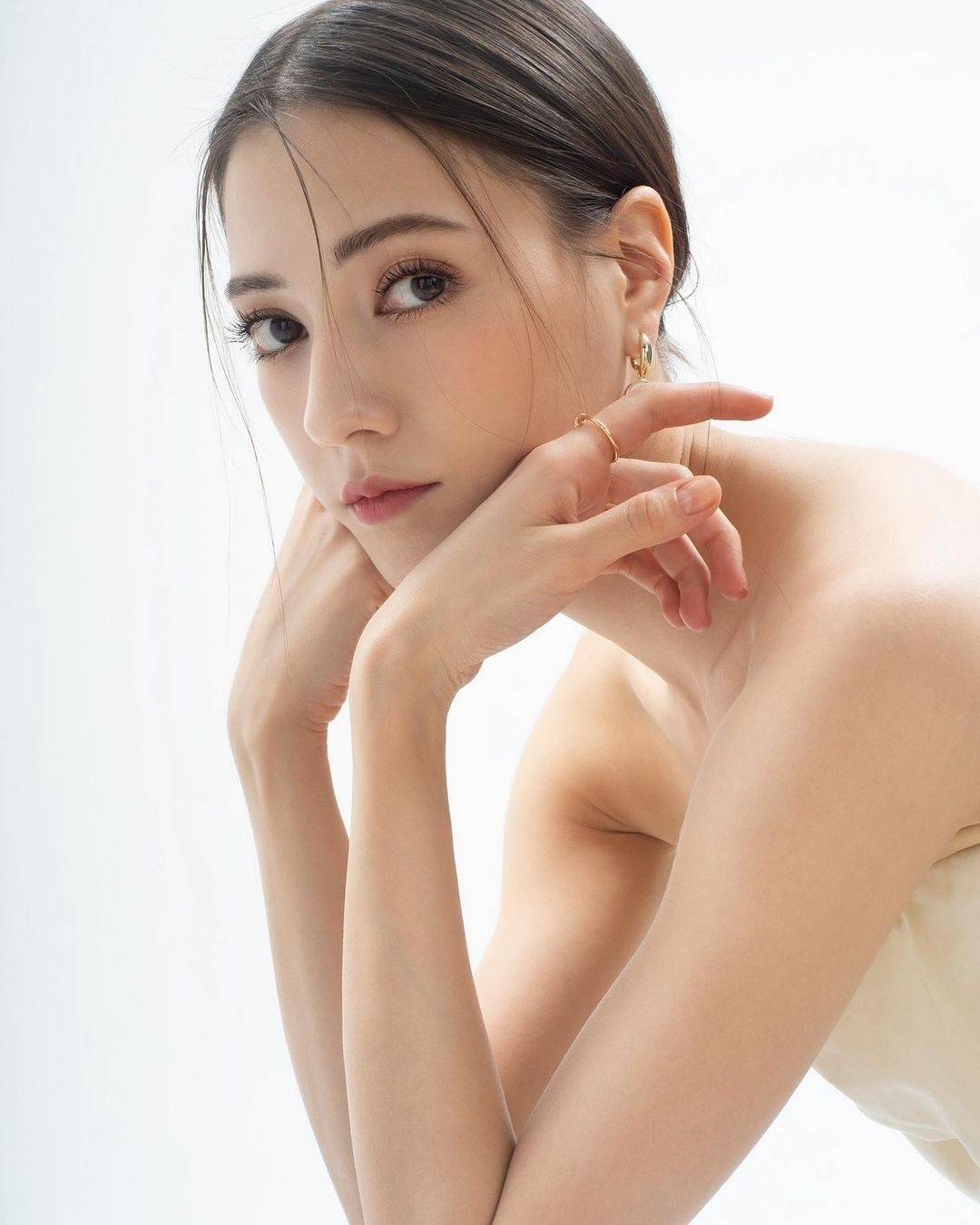 “苏妲己”娜然写真超妩媚！混血面孔魔鬼身材性感火辣