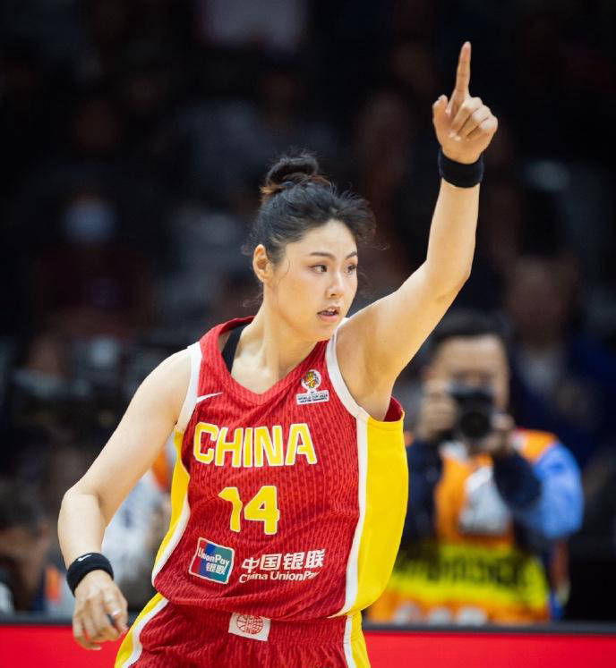 一本护照，毁掉中国女篮的世界杯梦！李月汝缺席，谁之过？