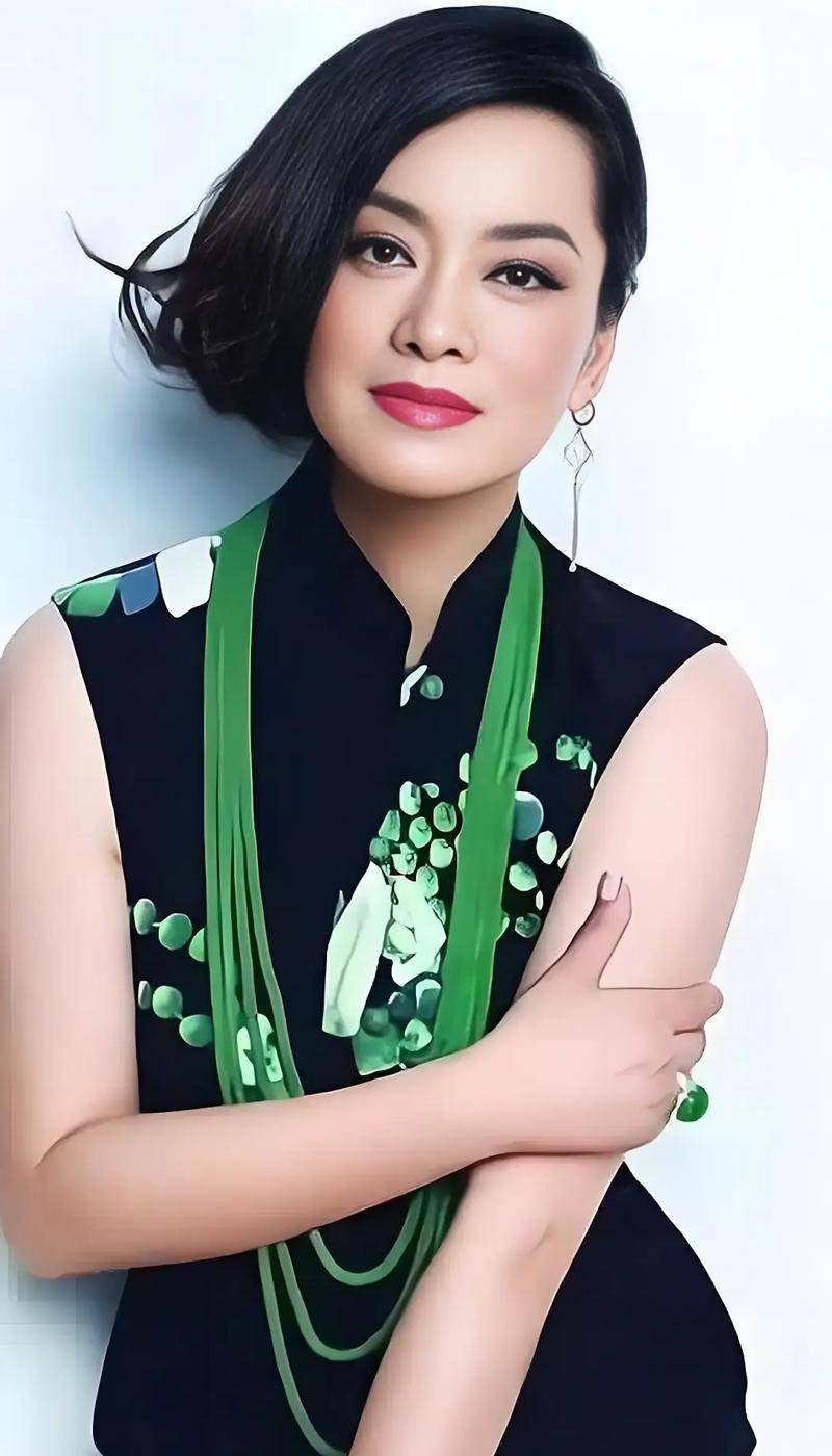 原创            难怪韩红下跪感谢，和董文华当闺蜜，7小时路程，见证毛阿敏人品