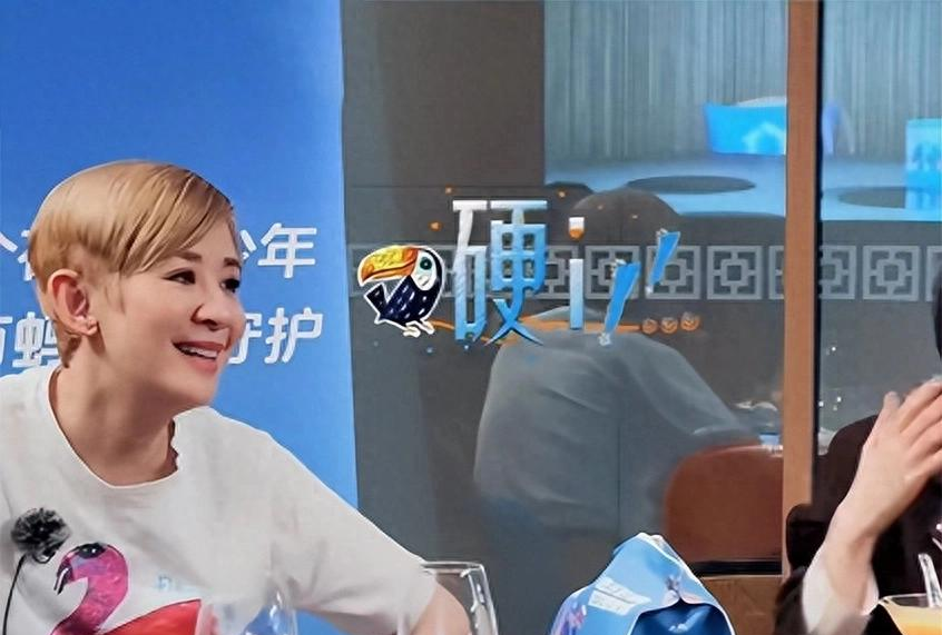 原创            花少8开播，吴君如三声嗯救场，是整季唯一敢替别人破冰的人