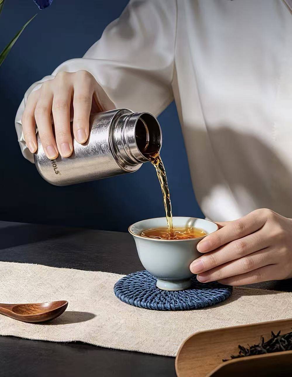 尼可尔斯｜为什么爱文玩的人，都愿意花时间养一只杯子？
