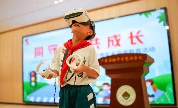 广州交通安全课引入PICO头显,学生通过VR模拟体验交通场景