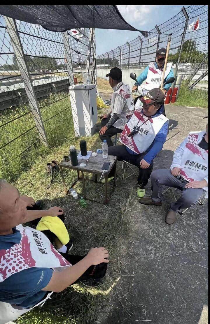 上海赛车事件舆论发酵！网友：日薪60元的老大爷，做了他应该做的