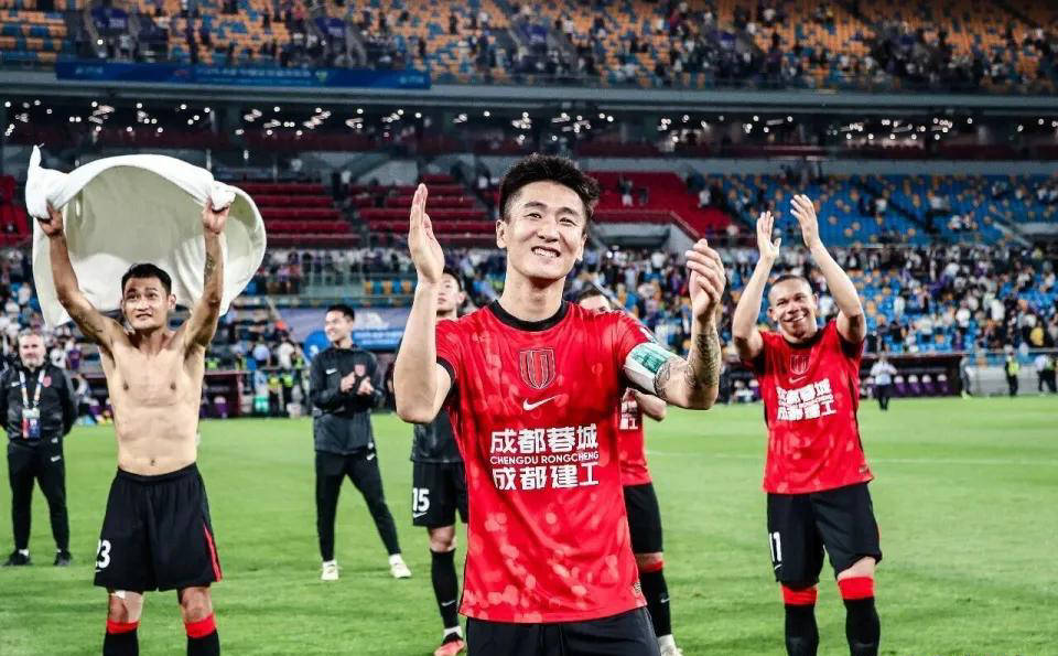 韦世豪重罚引发热议！媒体人谈反击与越线界限，停赛时机不当