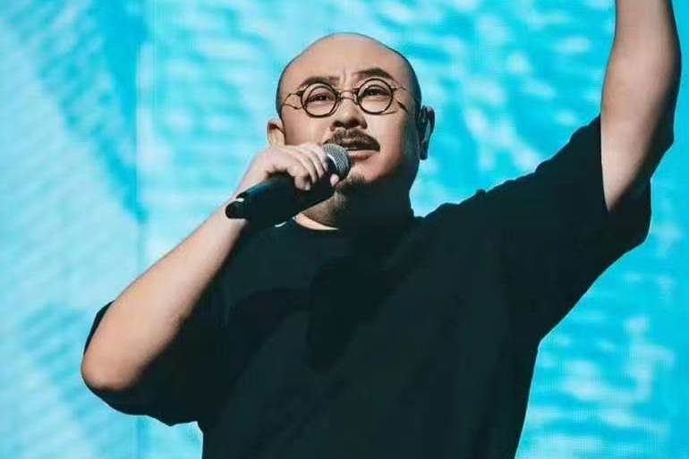 刀郎线上音乐会未献声 观众热议：定位为音乐会非传统演唱会