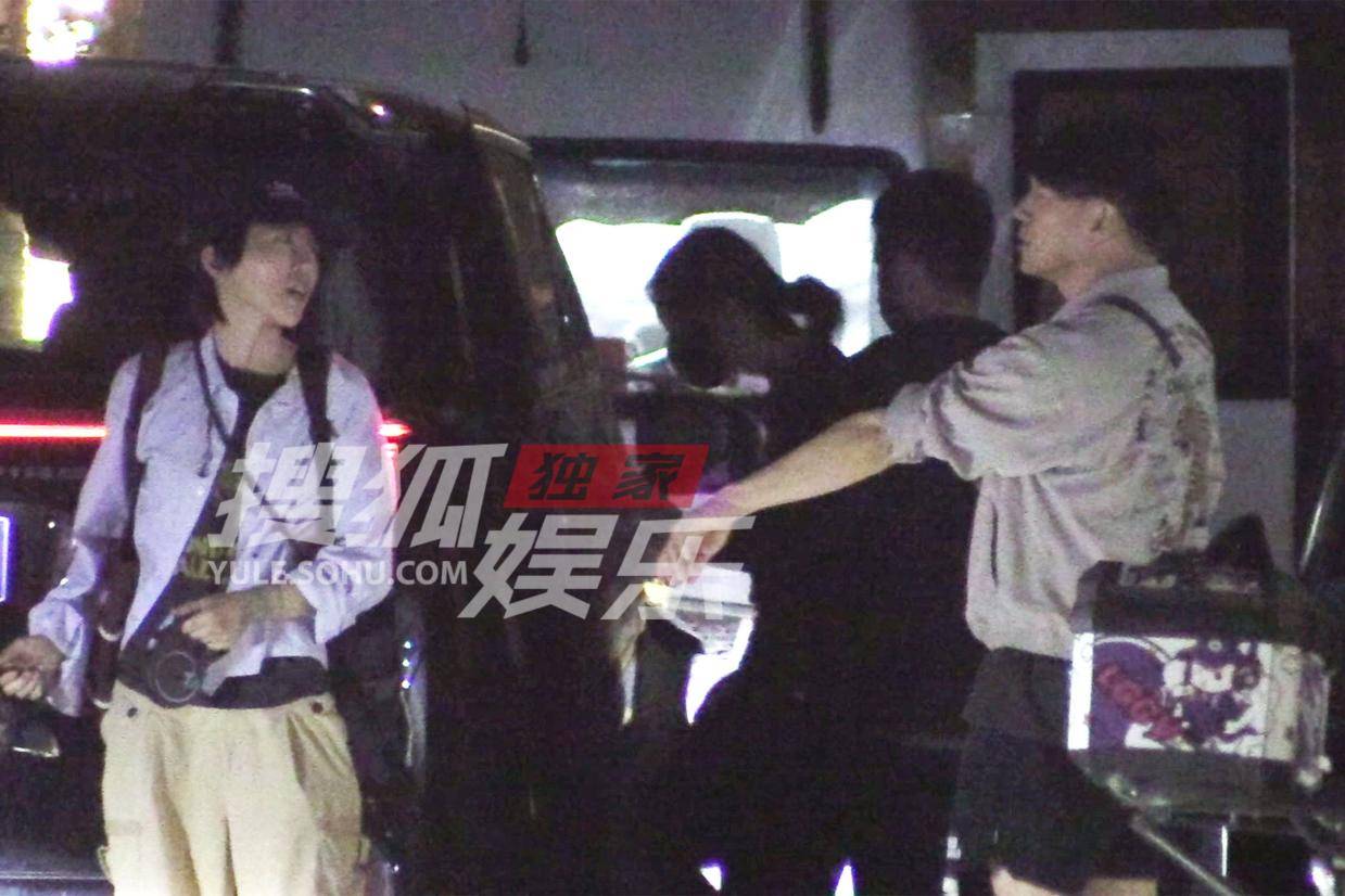 窦靖童李嫣深夜音乐公司现身 姐妹情深共筑音乐梦