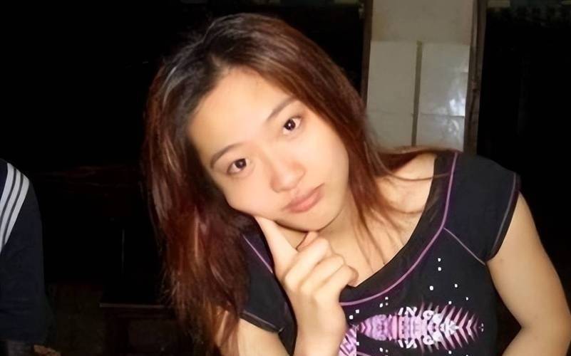 她是体操女神，和朱芳雨离婚13年，任教广州新华学院，大儿子1米9